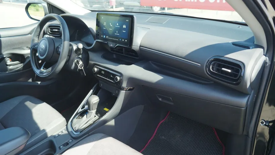 TOYOTA Yaris -