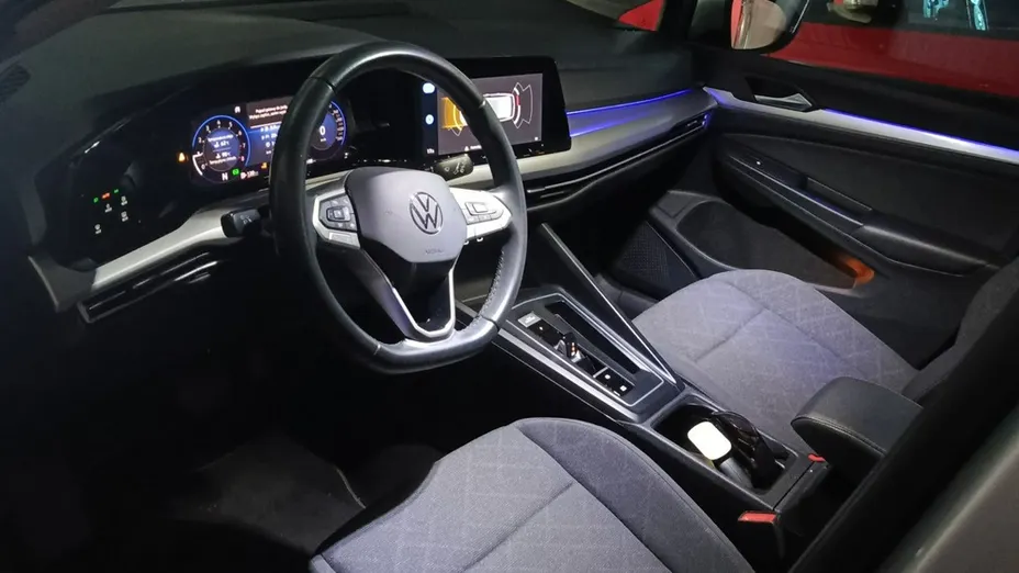 VOLKSWAGEN Golf -