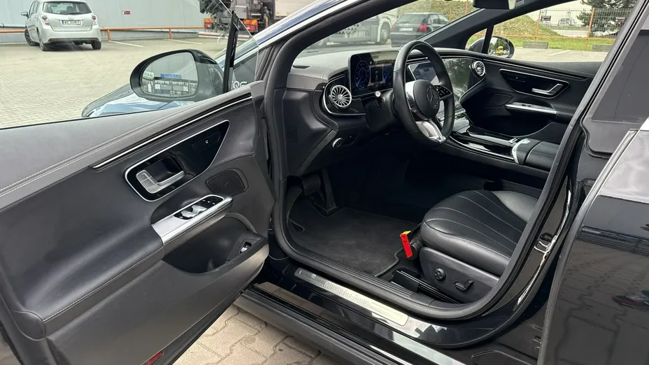 MERCEDES-BENZ EQE -