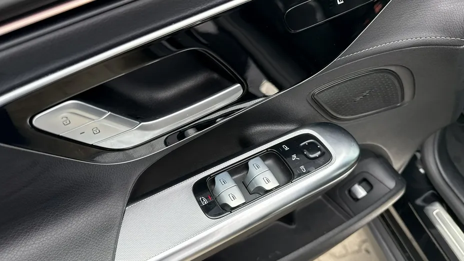MERCEDES-BENZ EQE -
