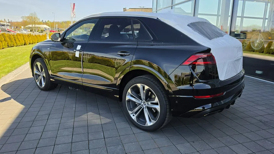 AUDI Q8 -