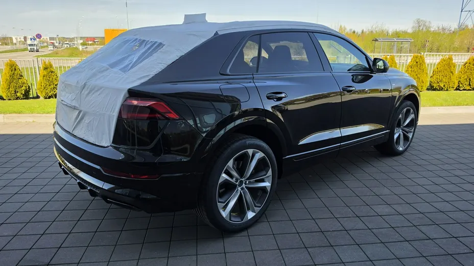 AUDI Q8 -