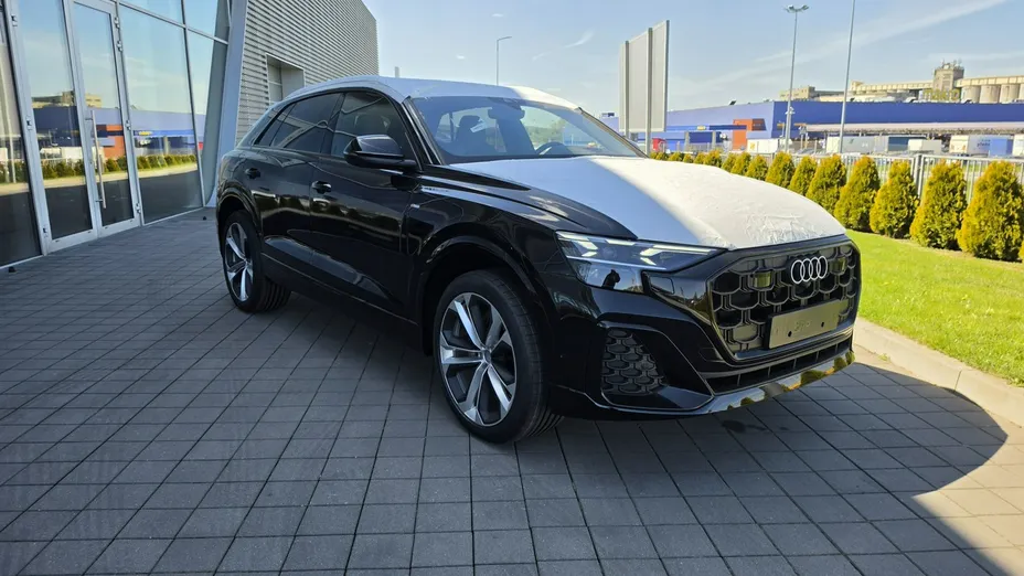 AUDI Q8 -