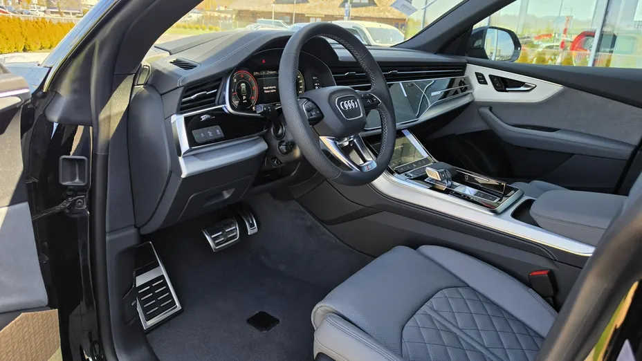 AUDI Q8 -