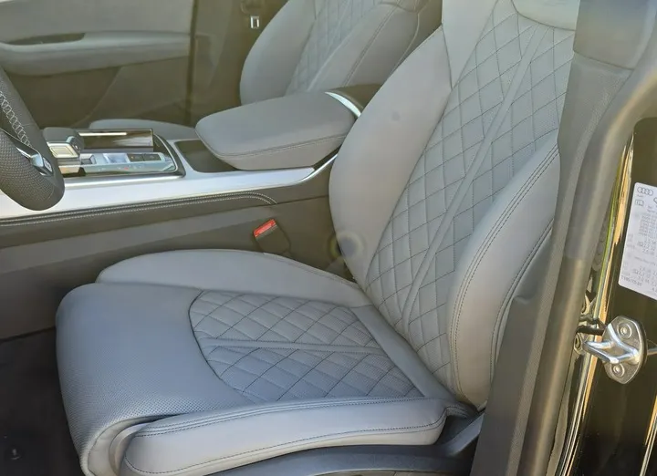 AUDI Q8 -