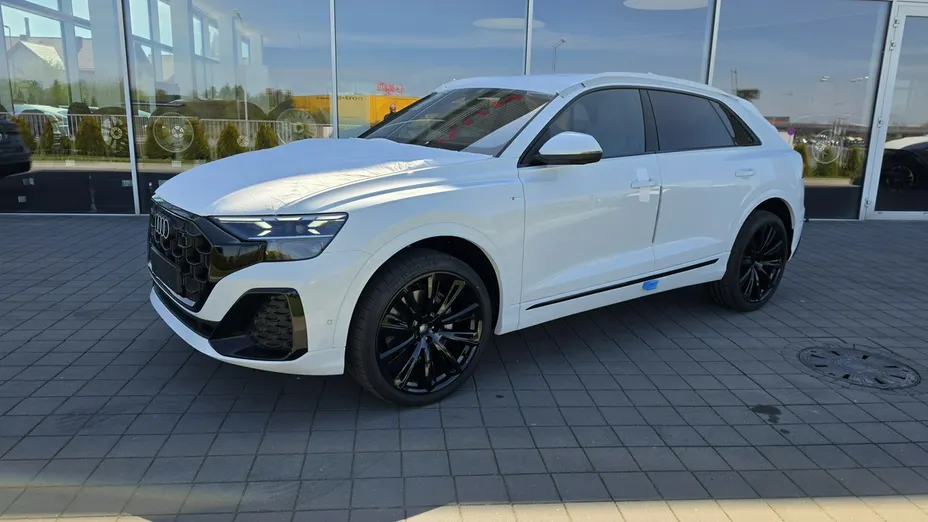 AUDI Q8 -