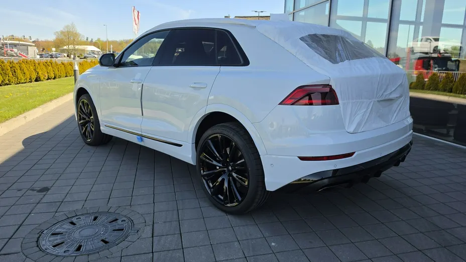 AUDI Q8 -