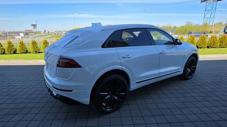 AUDI Q8 -