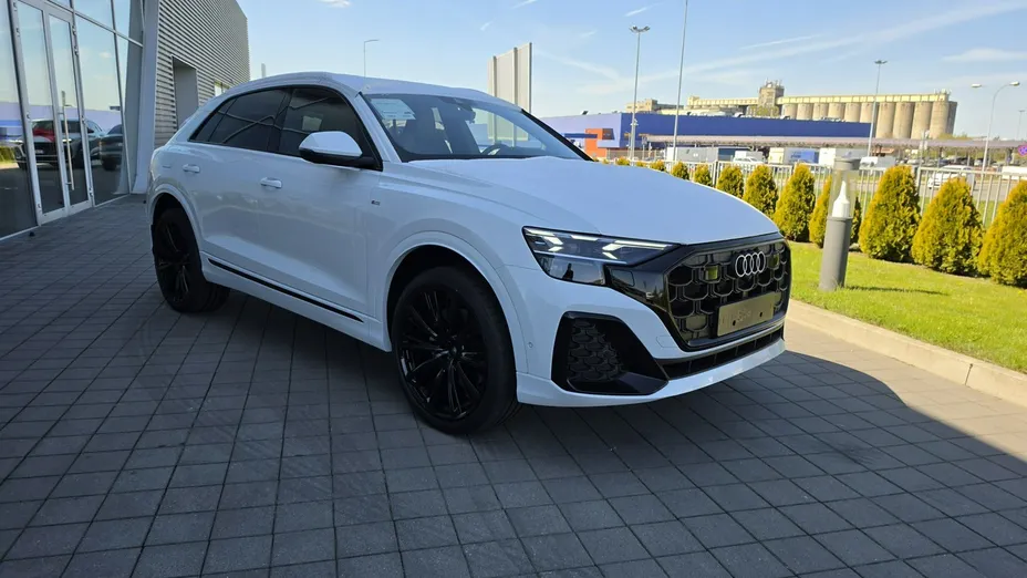AUDI Q8 -