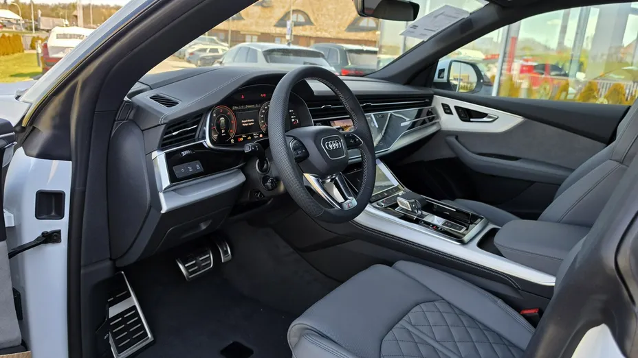 AUDI Q8 -