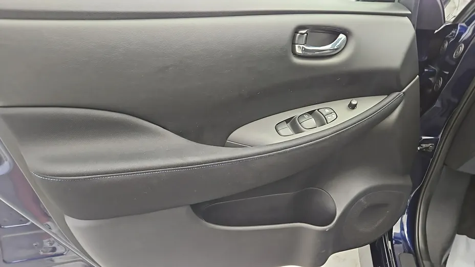 NISSAN Leaf -