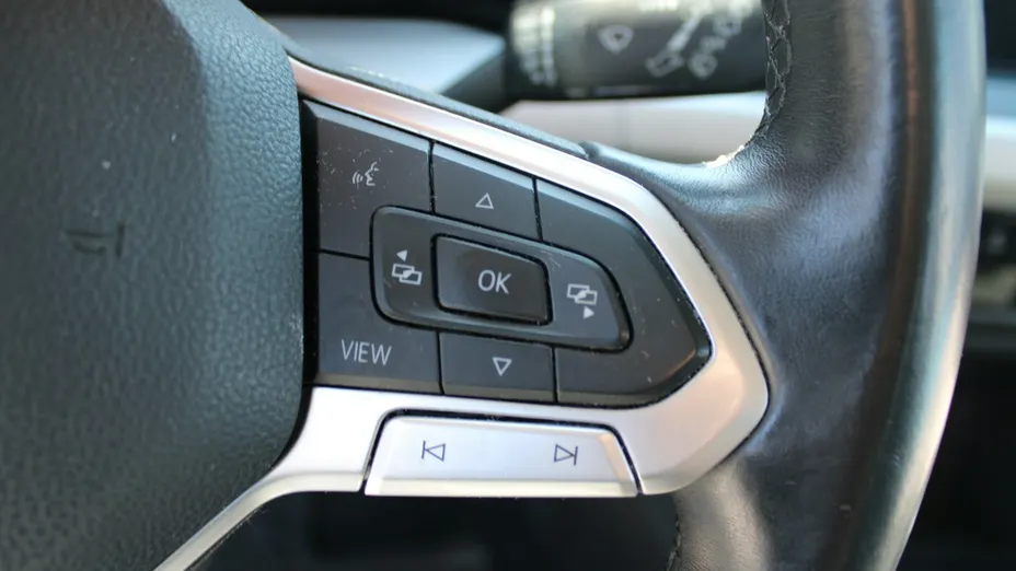 VOLKSWAGEN Golf -