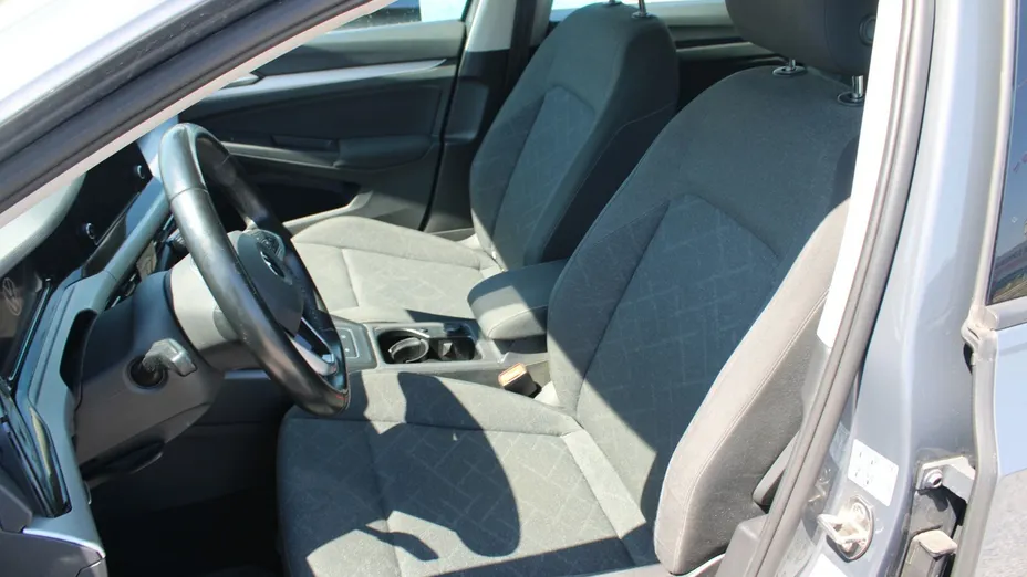 VOLKSWAGEN Golf -