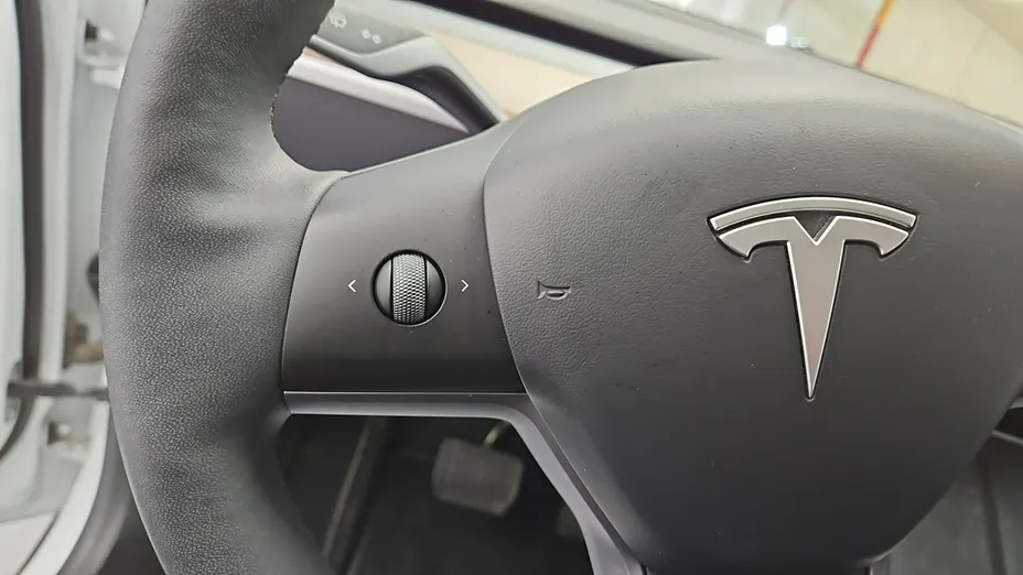 TESLA Model Y -
