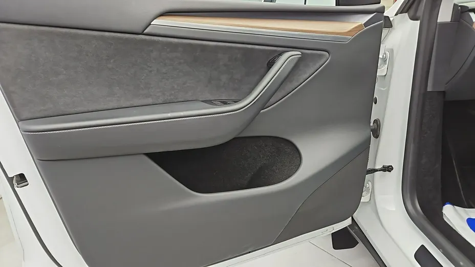 TESLA Model Y -