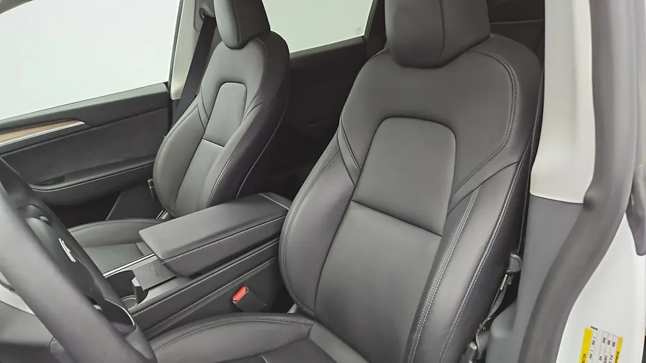 TESLA Model Y -
