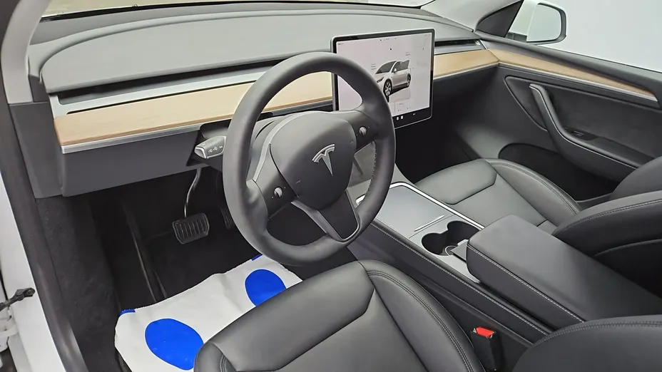 TESLA Model Y -