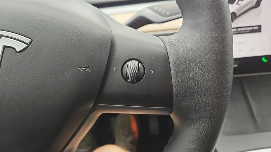TESLA Model Y -