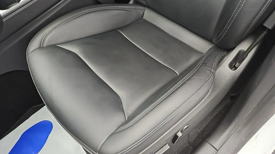 TESLA Model Y -