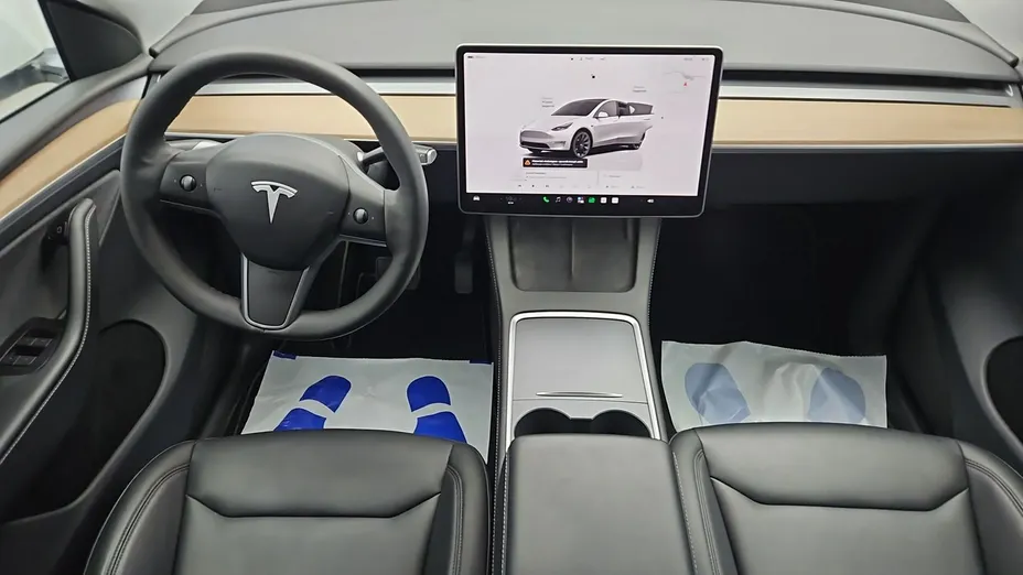 TESLA Model Y -