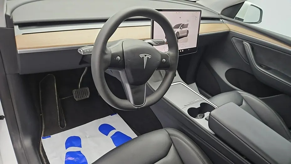 TESLA Model Y -