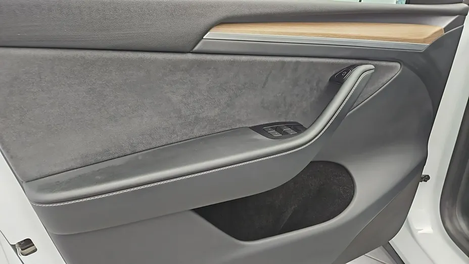 TESLA Model Y -