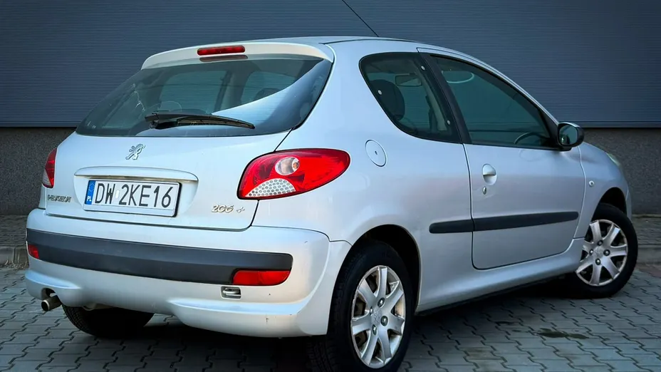 PEUGEOT 206+ -
