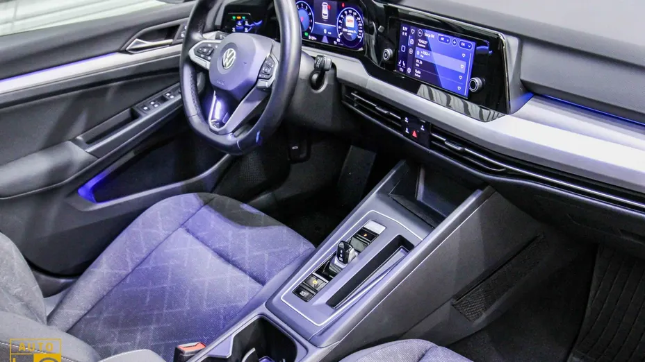 VOLKSWAGEN Golf -