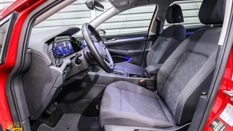 VOLKSWAGEN Golf -