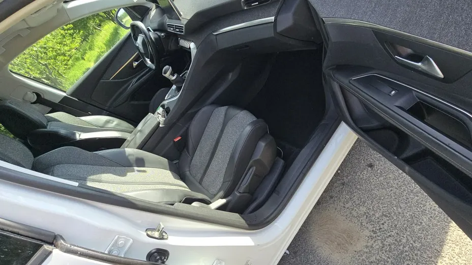 PEUGEOT 3008 -