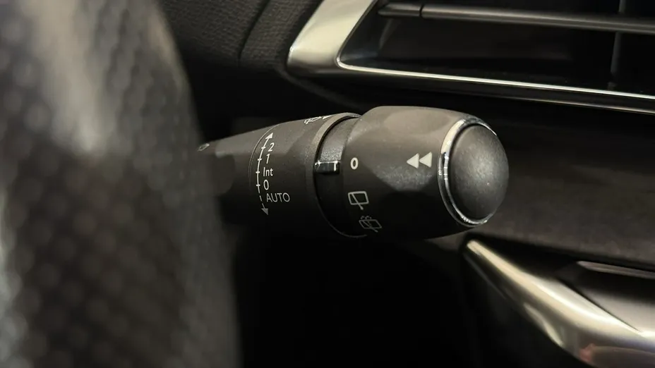 PEUGEOT 3008 -