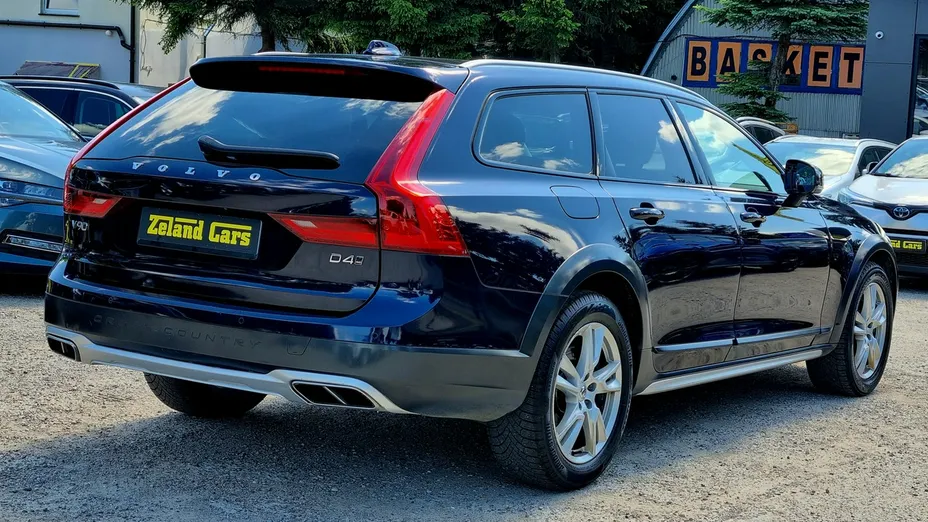 VOLVO V90 -