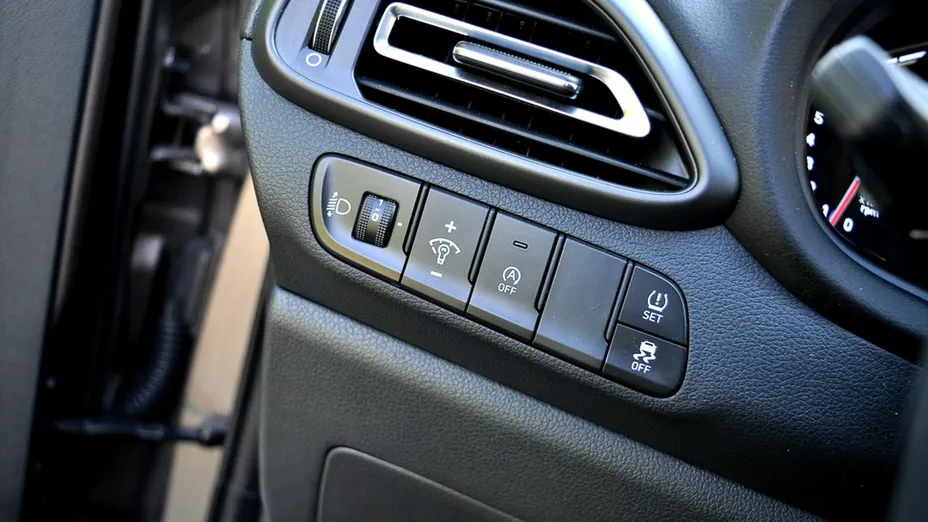 HYUNDAI i30 -