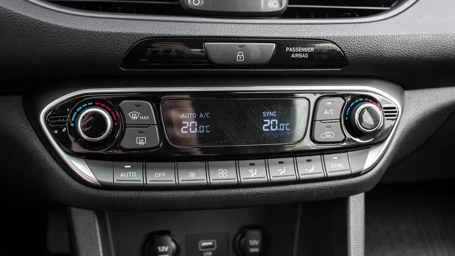 HYUNDAI i30 -