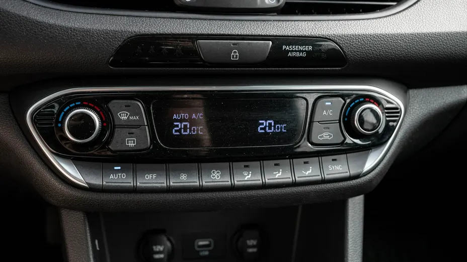 HYUNDAI i30 -
