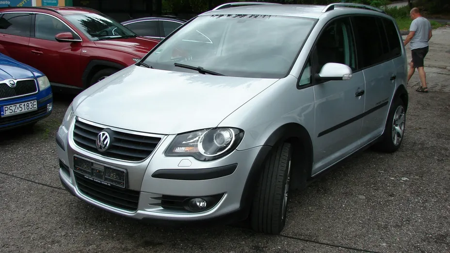 VOLKSWAGEN Touran -