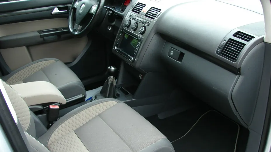 VOLKSWAGEN Touran -