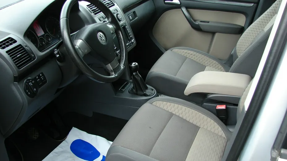 VOLKSWAGEN Touran -
