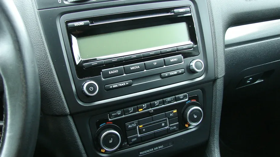 VOLKSWAGEN Golf -