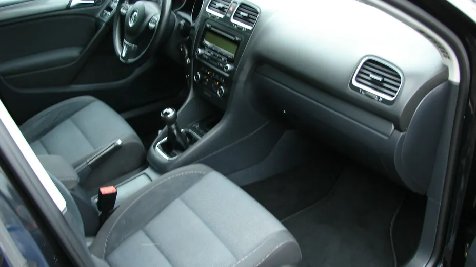 VOLKSWAGEN Golf -