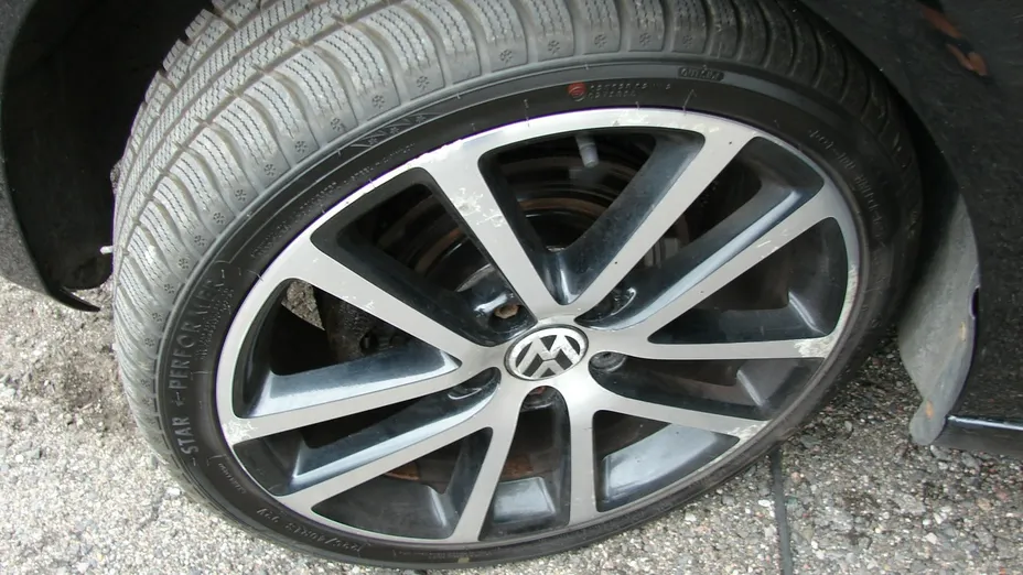 VOLKSWAGEN Golf -
