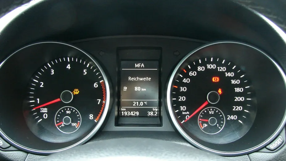 VOLKSWAGEN Golf -