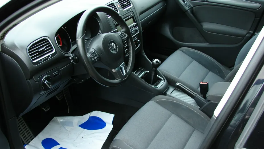 VOLKSWAGEN Golf -