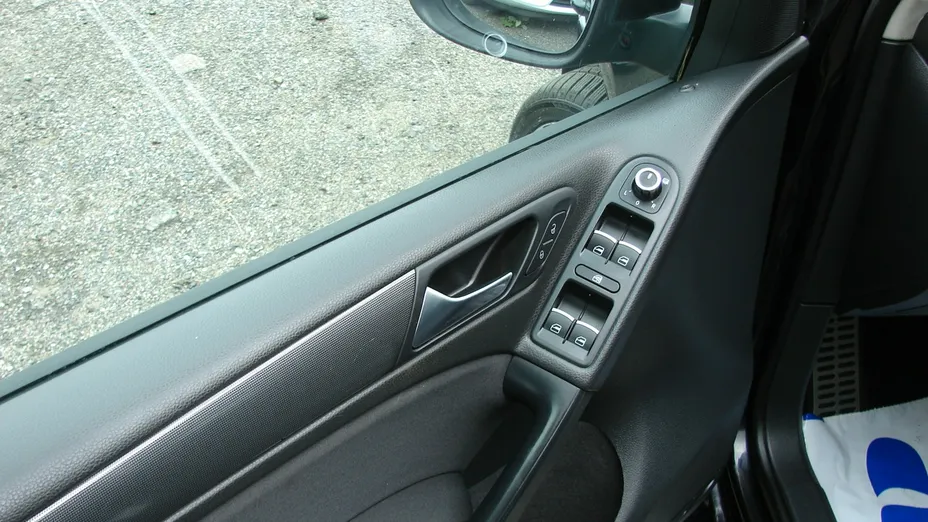 VOLKSWAGEN Golf -