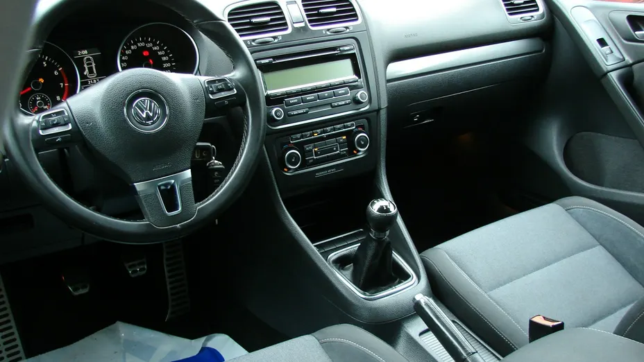 VOLKSWAGEN Golf -