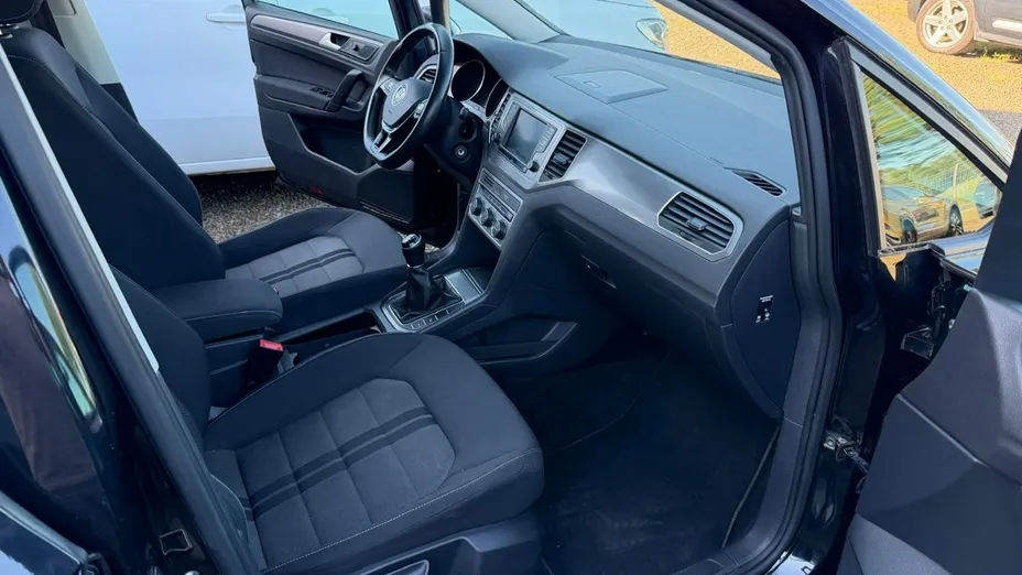 VOLKSWAGEN Golf Sportsvan -