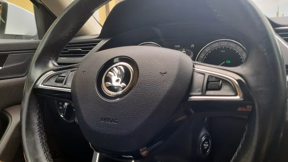 SKODA Superb -