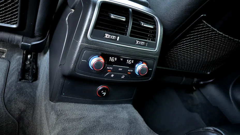 AUDI A6 -
