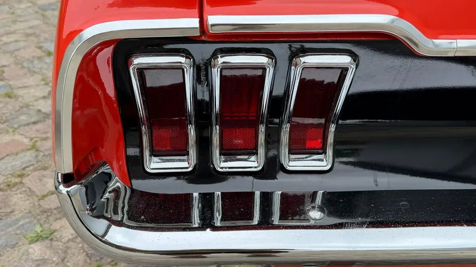 FORD Mustang -