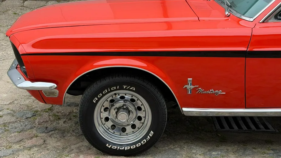 FORD Mustang -